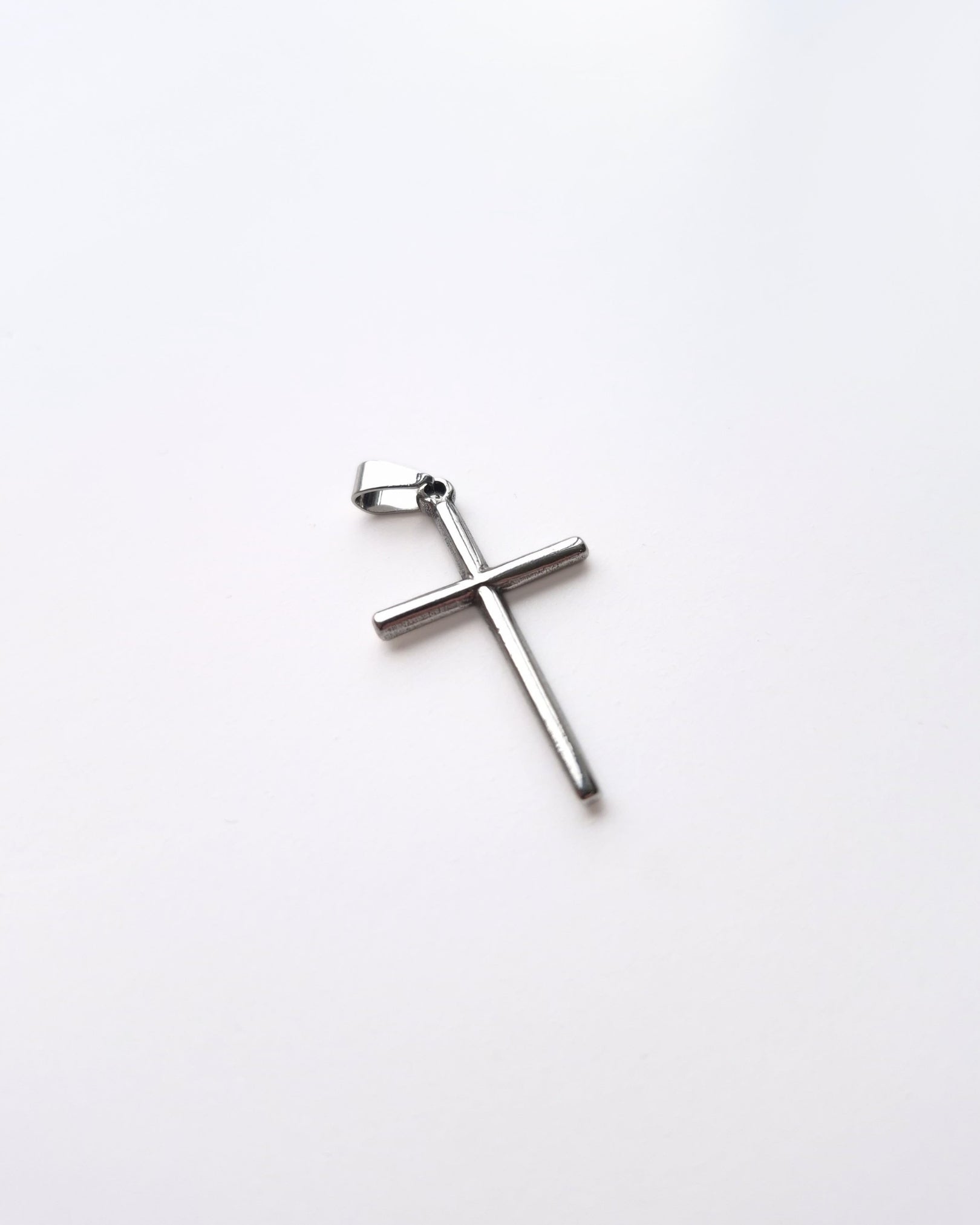 Dije Cruz Fina (para cadenas de hasta 6 mm)